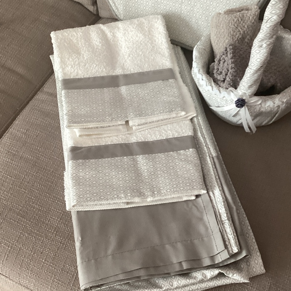 Elegant White and Gray Bathroom Set - Picture 2 of 3